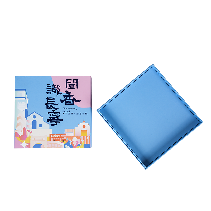 May temang holiday na hard book na umiikot na music box