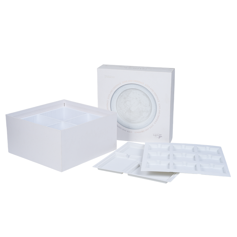 May temang holiday na hard book na umiikot na music box